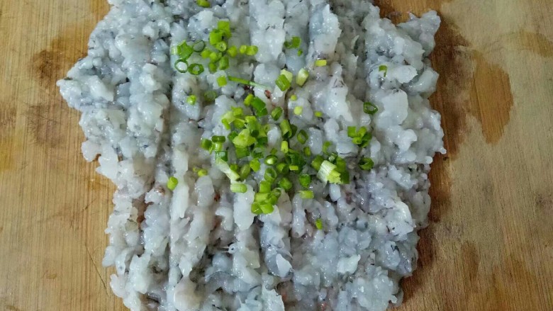 自制虾滑,虾肉剁成大颗粒,加入葱花,继续剁成虾蓉