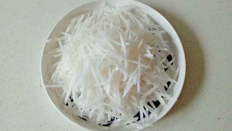 自制虾滑,萝卜清洗干净,擦成细丝
