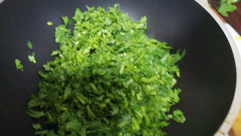 茼蒿炒鸡蛋,倒入茼蒿翻炒