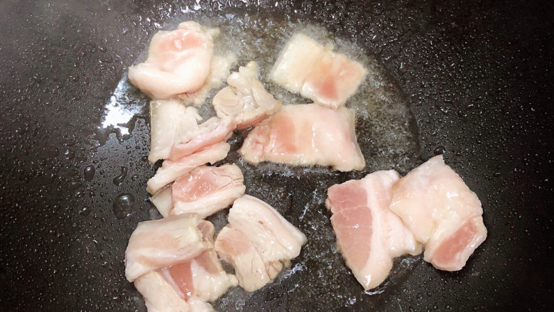 蘑菇炒肉,锅中倒入油,加热至五成热,放入五花肉,爆炒。