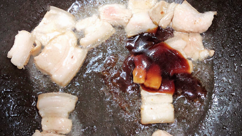 蘑菇炒肉,加入耗油、<a style='color:red;display:inline-block;' href='/shicai/ 788'>生抽</a>,翻炒均匀。