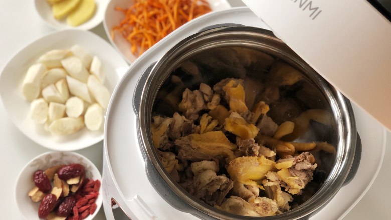 秋日靓汤——虫草花山药鸡汤,把鸡肉洗净,放入臻米高压锅的“做菜”内胆。