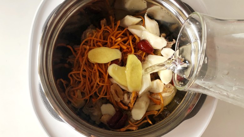 秋日靓汤——虫草花山药鸡汤,把除了枸杞以外的食材全部放入高压锅,加入适量清水,没过食材。
