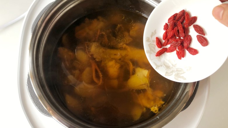 秋日靓汤——虫草花山药鸡汤,鸡汤煲好后,撒入洗净的枸杞,再盖上盖子焖3~5分钟即可,枸杞不需要煮太久,会褪色就不好看了。