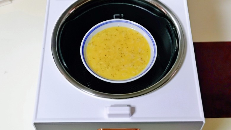 虾皮鸡蛋羹,再将内胆放回机体中,蛋液放放在滤糖甄上,切记内胆上的箭头要和锅盖上的箭头对准,这样内胆才能放到位,否则盖子是盖不上的哈。