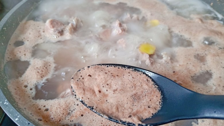 红烧羊蝎子,开锅后撇掉汤里的沫子,撇至汤清再煮5分钟。