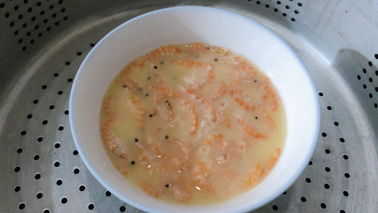 虾皮鸡蛋羹,搅拌均匀之后,锅烧水,沸腾上汽后入锅,旺火蒸3分钟左右。
