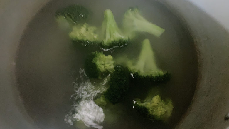奶油蘑菇意面,将西蓝花切成小瓣,大约7~8朵吧,汆烫成熟之后