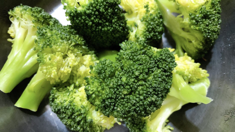 奶油蘑菇意面,取出切成小块,特别是留下“花”的部分