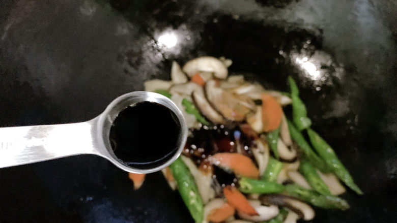 蘑菇炒肉,小半勺生抽,加咸味并上色
