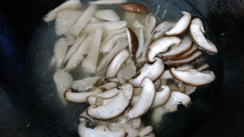 蘑菇炒肉,入热水中汆烫,变软即可捞出锅。