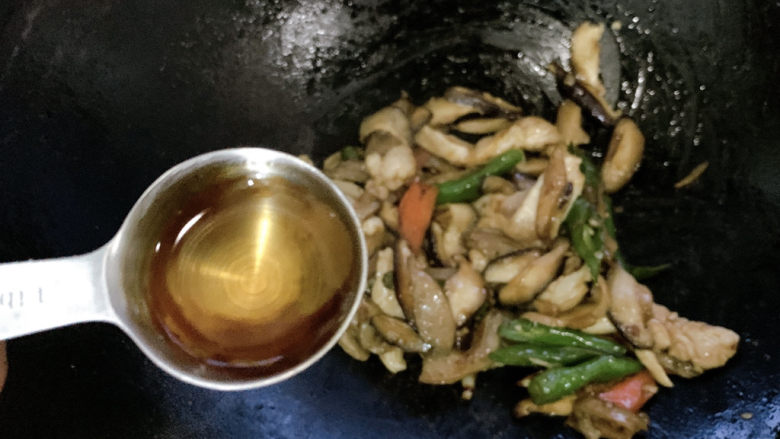 蘑菇炒肉,待鸡胸肉变色成熟,加一勺料酒提香快炒15s出锅。