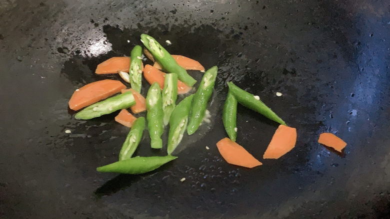 蘑菇炒肉,热油锅,将青椒段胡萝卜加入其中爆炒出辣味。