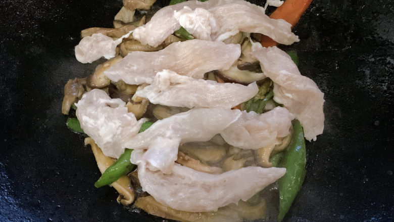 蘑菇炒肉,翻炒均匀之后,将鸡胸肉平铺在鲜蔬之上。