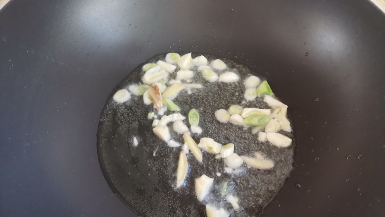 蘑菇炒肉,起锅烧油,下入葱姜蒜爆香
