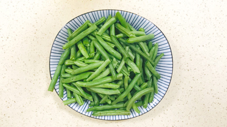 酱焖豆角,<a style='color:red;display:inline-block;' href='/shicai/ 3639'>豆角</a>洗净,切成段