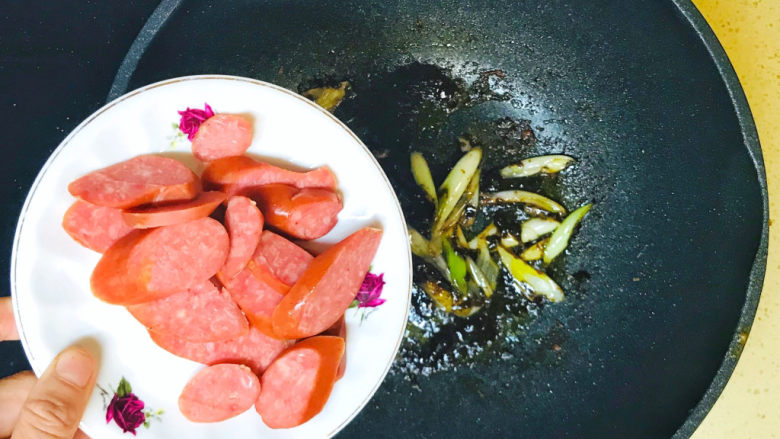 酱焖豆角,加入香肠,翻炒入味