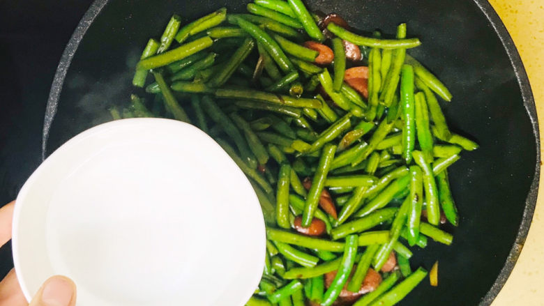 酱焖豆角,加少许清水,以防糊锅