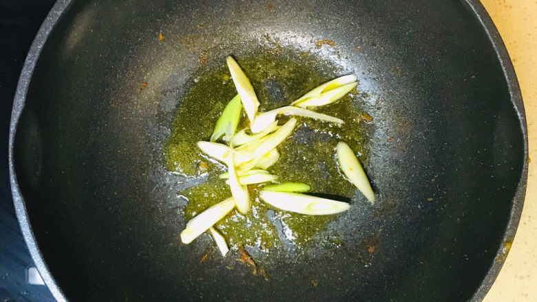 酱焖豆角,投入大葱,煸炒出葱香