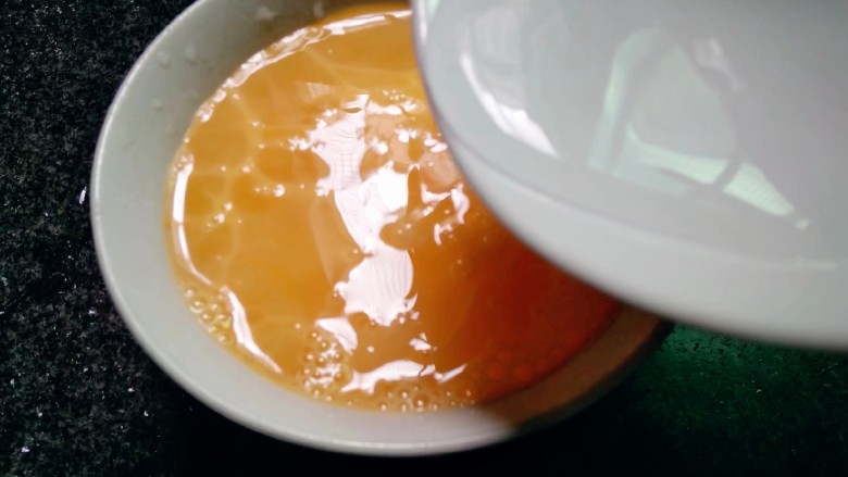 虾皮鸡蛋羹,鸡蛋比例对半的温水,打散