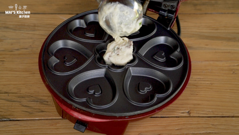 肉燥咸蛋糕,小红锅预热完成后,舀入面糊,撒上<a style='color:red;display:inline-block;' href='/shicai/ 678'>白芝麻</a>,盖上上盖。