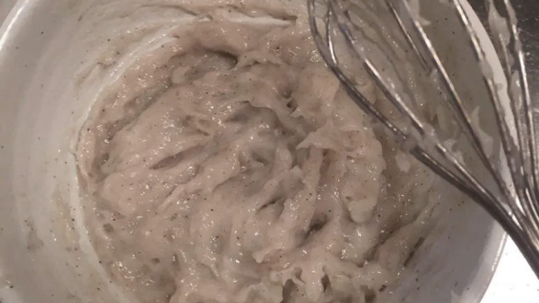 自制虾滑,之前泡好的葱姜水倒一点到下滑中继续搅拌,一直到感觉搅拌有点吃力的时候就差不多了。