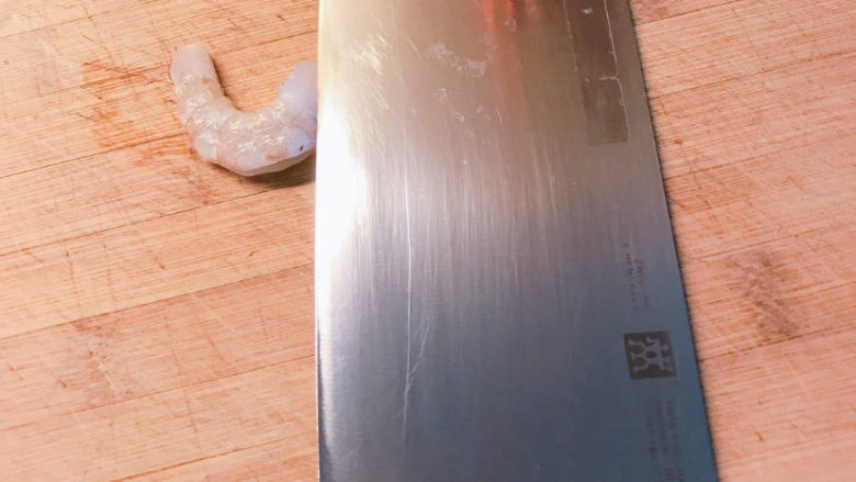 自制虾滑,然后用刀剁成虾蓉,也可以用料理机打碎。