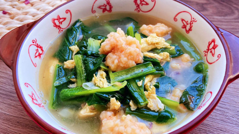 自制虾滑,虾滑变红,差不多要熟了的时候放入小白菜,汤再次烧开,小白菜断生,加入一点点的盐调味,还可以加一点点香油。
