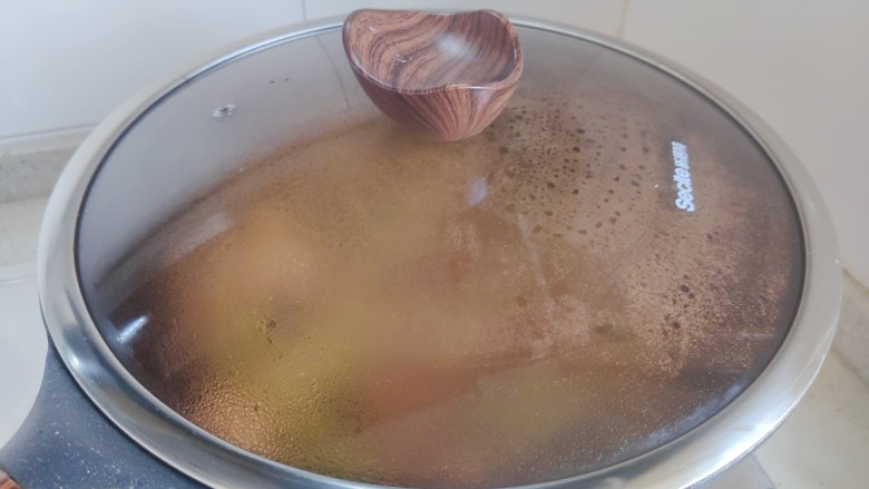 青椒炒玉米,盖上锅盖,转小火,焖煮30秒