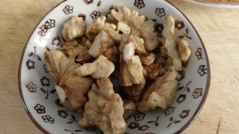椒盐玉米,<a style='color:red;display:inline-block;' href='/shicai/ 5056'>核桃仁</a>4个,掰成小块儿。