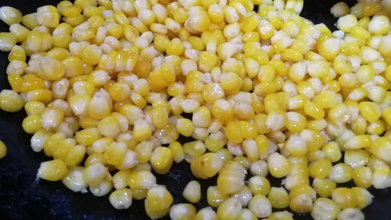 椒盐玉米,油温5成热放入甜玉米粒,文火翻炒均匀。