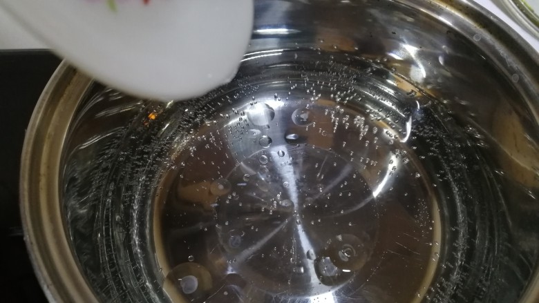 爽口佛手丝,清水里放少许食用油,文火烧开。