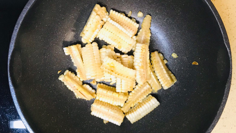 椒盐玉米,翻拌均匀,就可以关火起锅了