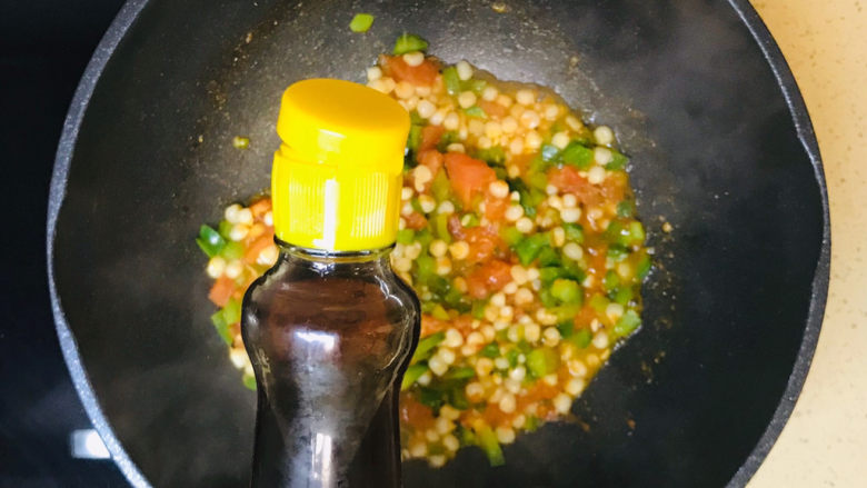青椒炒玉米,一直煸炒熟,就可以关火起锅了,装盘前淋入<a style='color:red;display:inline-block;' href='/shicai/ 847'>香油</a>提香