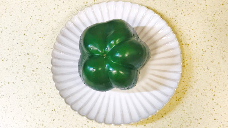 青椒炒玉米,<a style='color:red;display:inline-block;' href='/shicai/ 61'>青椒</a>洗净,去掉内籽和根部