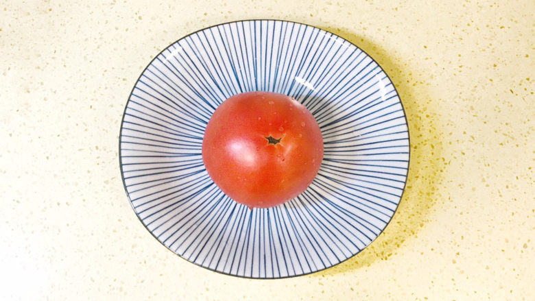 青椒炒玉米,<a style='color:red;display:inline-block;' href='/shicai/ 3551'>西红柿</a>洗净,用开水烫掉外皮