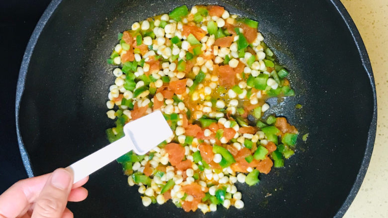 青椒炒玉米,翻炒均匀,撒入盐调味