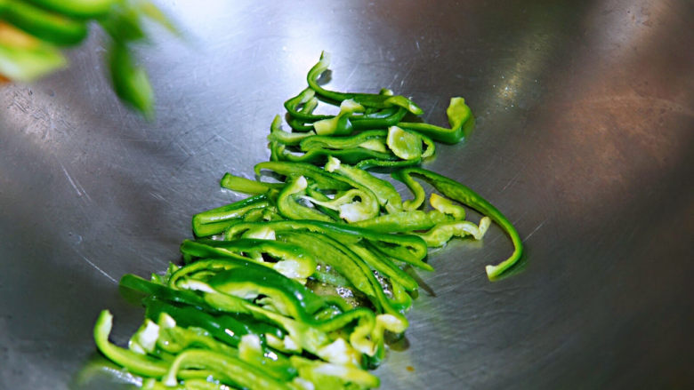 青椒炒豆干,加入青椒丝翻炒片刻,炒匀