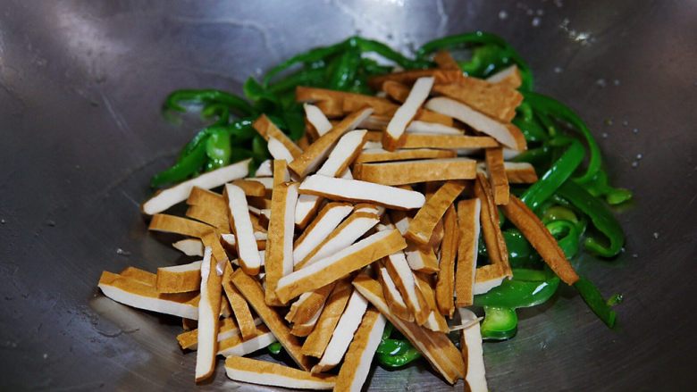 青椒炒豆干,炒匀后,加入豆干条翻炒入味