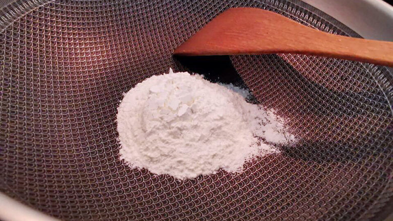 奶油蘑菇意面,面粉放锅中,开小火炒至微黄