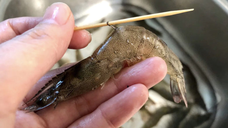 奶油蘑菇意面,基围虾在第二、第三个节的地方,挑取虾线