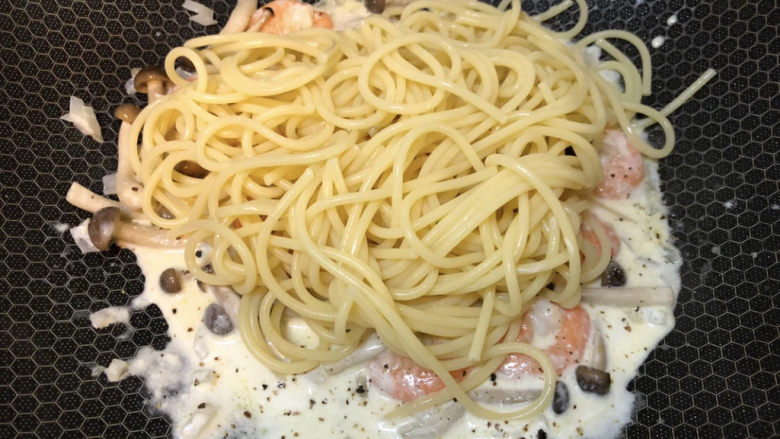 奶油蘑菇意面,把意面倒进去翻拌均匀即可出锅