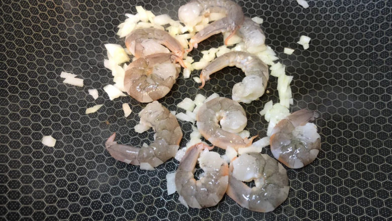 奶油蘑菇意面,放入虾仁翻炒,炒至全部变红变熟