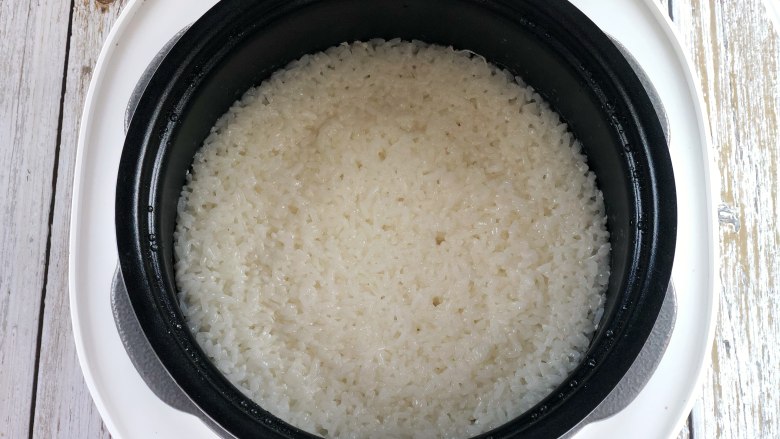 记忆中的味道,手打糍粑,自己在家做,糯米饭煮好啦,晶莹剔透,用高压锅煮糯米饭更快更容易打