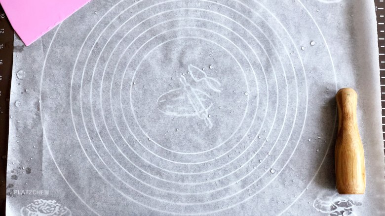 记忆中的味道,手打糍粑,自己在家做,准备一张油纸,面上撒上一些纯净水或熟油防粘。