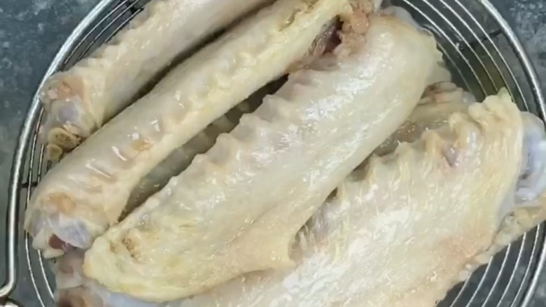 红烧鸭翅,焯水煮三分钟捞出用清水冲洗一下备用,鸭翅用清水冲洗一下更有效的去除腥味也能让鸭翅白白的泡沫去除