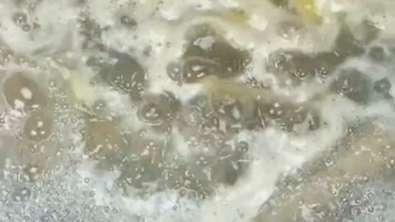 红烧鸭翅,然后倒入准备好的鸭翅大火焯水煮三分钟。鸭翅这种腥味比较重的东西一定要焯水煮一会,不然腥味太重