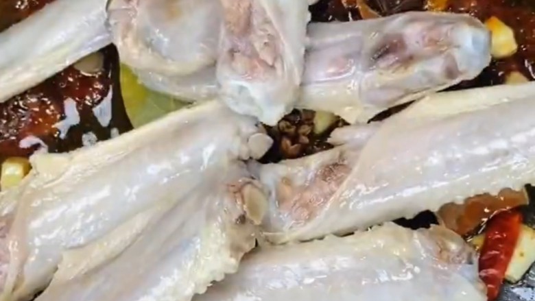 红烧鸭翅,然后倒入鸭翅翻炒两下,鸭翅一定要翻炒均匀哦这样鸭翅才会入味。才会香酥可口