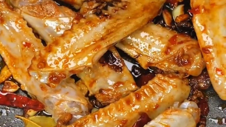 红烧鸭翅,然后再倒入一大勺的生抽和老抽上色,生抽是属于酱油的一种,生抽主要是用来调味的,颜色淡,味道要咸一些,一些腥味很重的食材,也可以用生抽来去除腥味,老抽主要是用来上色的,咸味不足但是上色力很强
