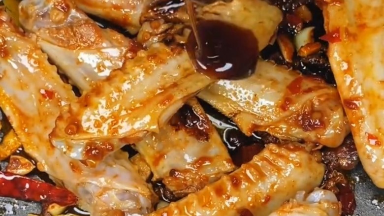 红烧鸭翅,再倒入一勺蚝油,蚝油不仅味道鲜香而且用途很广泛,适合烹饪多种食材,蚝油不仅可以单独调味,还可以与其他调味品配合使用